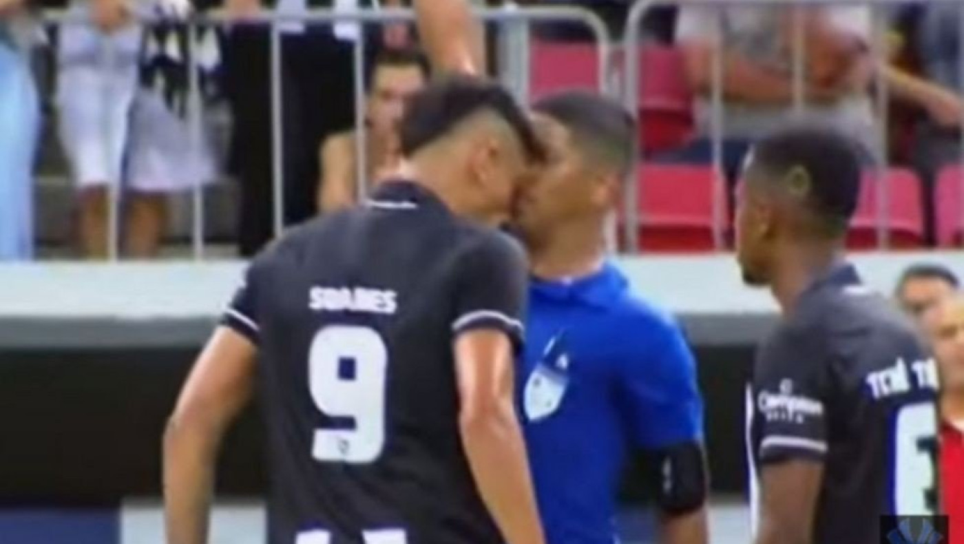 Ο Τικίνιο αποβλήθηκε και κουτούλησε διαιτητή στη Βραζιλία (vid)