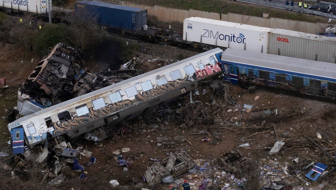 Ψάχνουν ακόμα περίπου 20 ανθρώπους στα συντρίμμια του τρένου στα Τέμπη