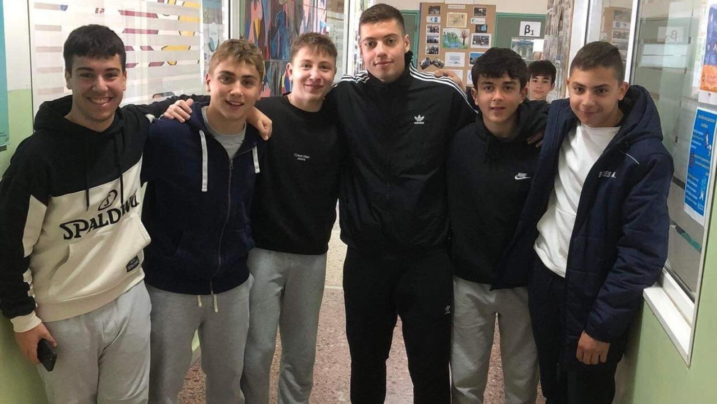 Στέφανος Τζίμας: Οι αγκαλιές με τους συμμαθητές του στο σχολείο μετά το ιστορικό γκολ