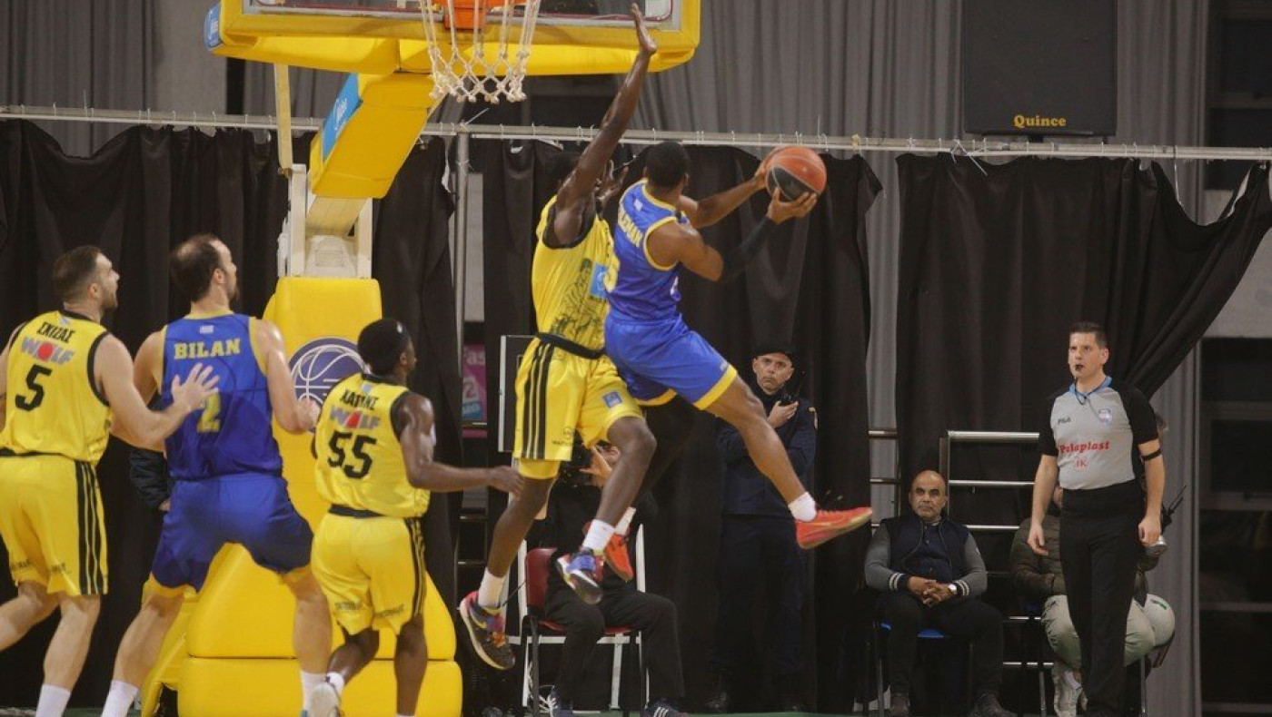 Πάλεψε αλλά δεν τα κατάφερε ο Άρης σε ένα παιχνίδι 3,5 ωρών με εκκένωση του γηπέδου