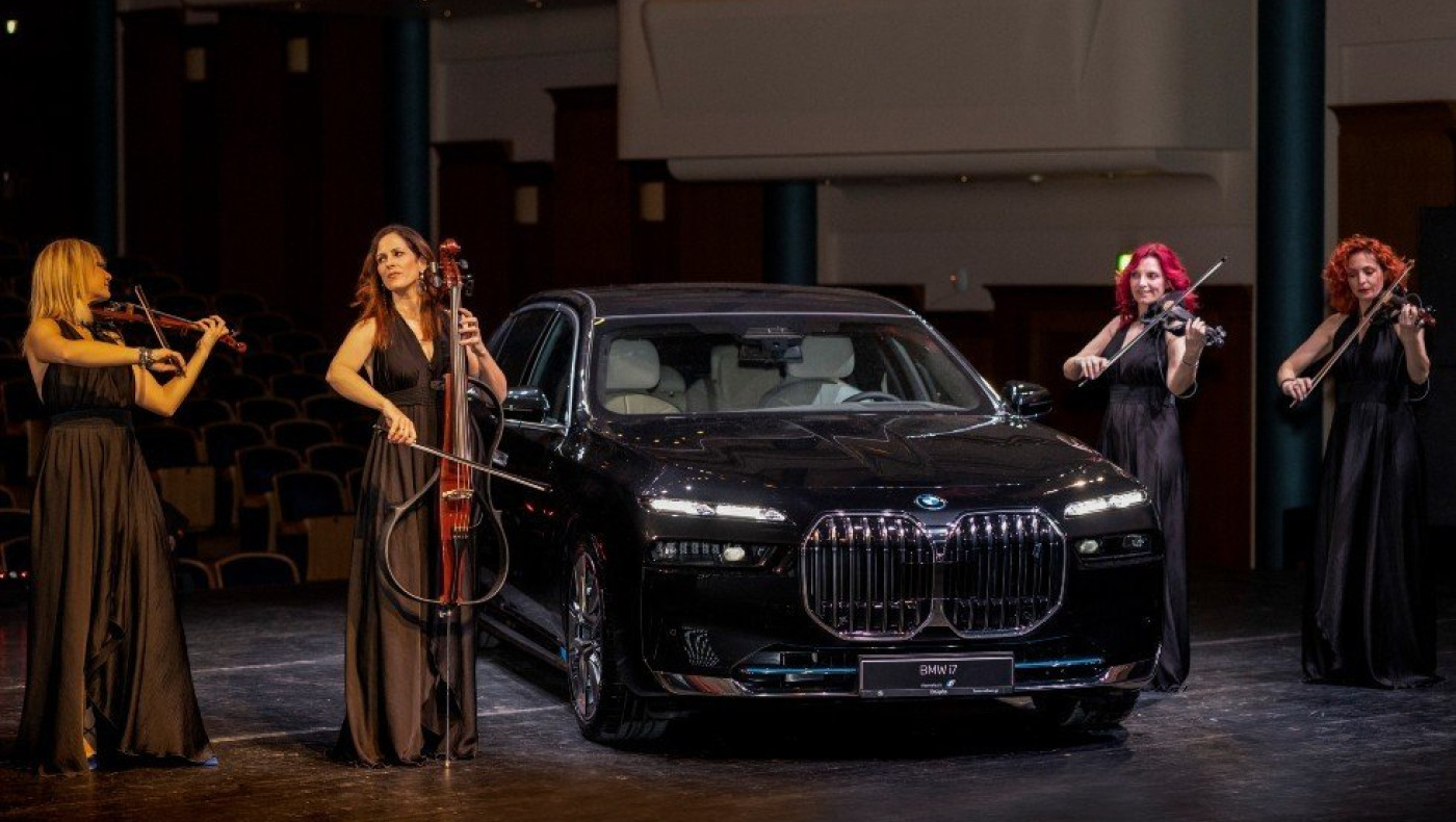 Η πρώτη αμιγώς ηλεκτρική BMW i7 πρωταγωνίστησε στη σκηνή του Μεγάρου Μουσικής Θεσσαλονίκης