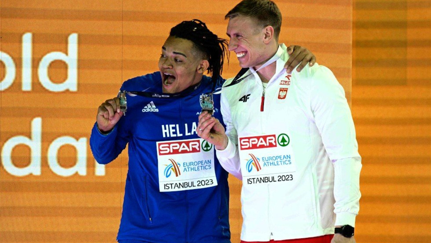 Η απονομή του ασημένιου μεταλλίου στον Εμμανουήλ Καραλή