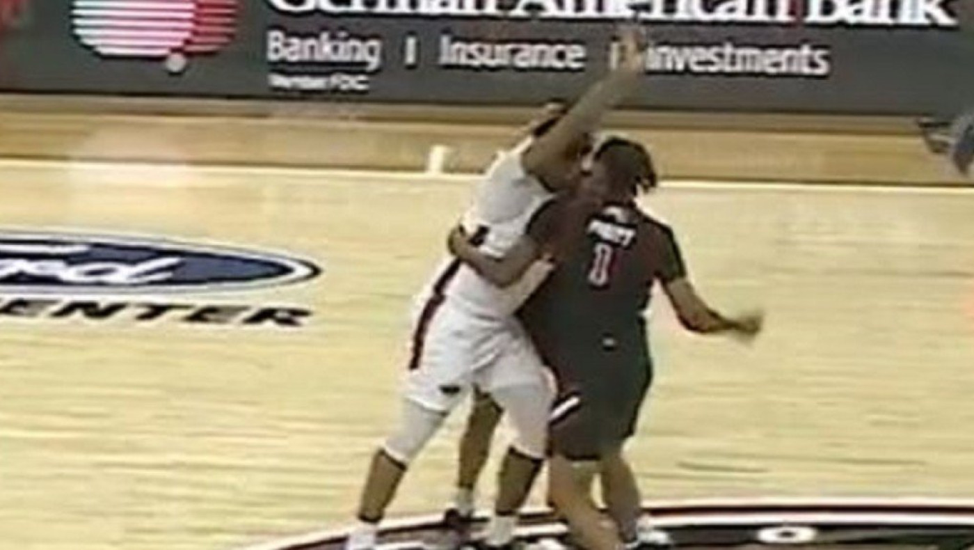 Μπουνιές μεταξύ παικτών σε αγώνα του NCAA