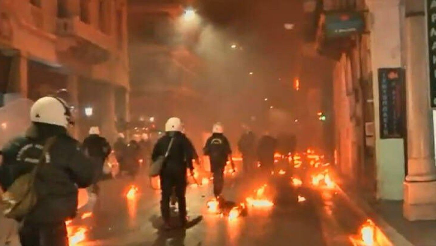 Τραγωδία Τέμπη: Επεισόδια με φωτοβολίδες προς αστυνομικούς στη Θεσσαλονίκη