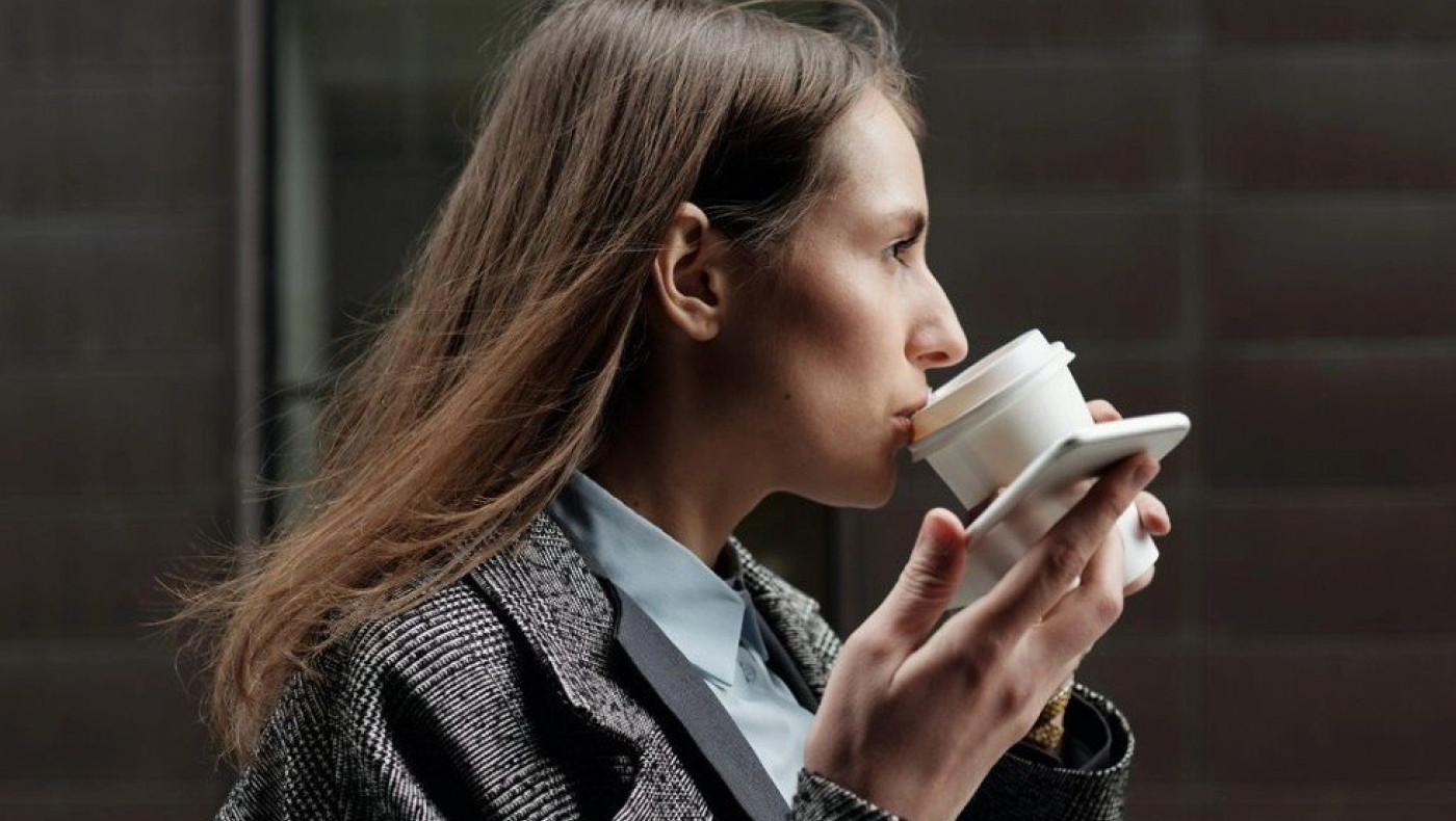 Τι μπορεί να συμβεί στο σώμα σας εάν πίνετε καφέ με άδειο στομάχι