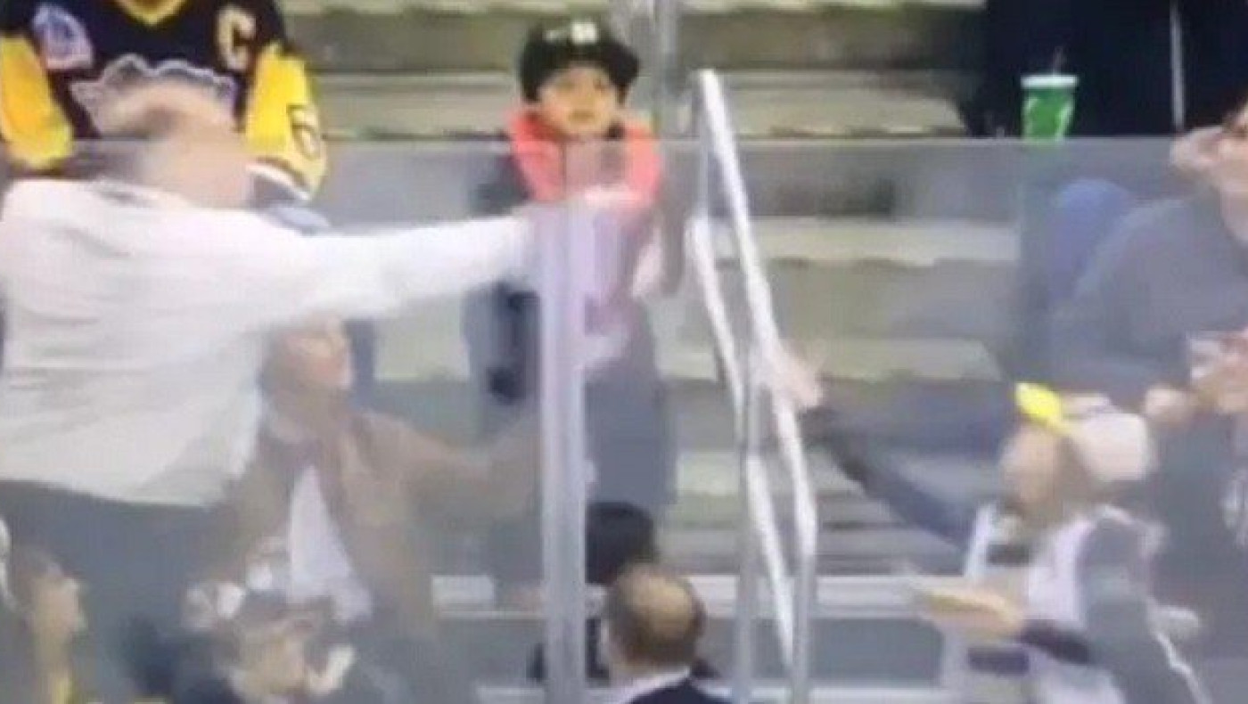 «Κάφρος» φίλαθλος σε αγώνα χόκεϊ (vid)