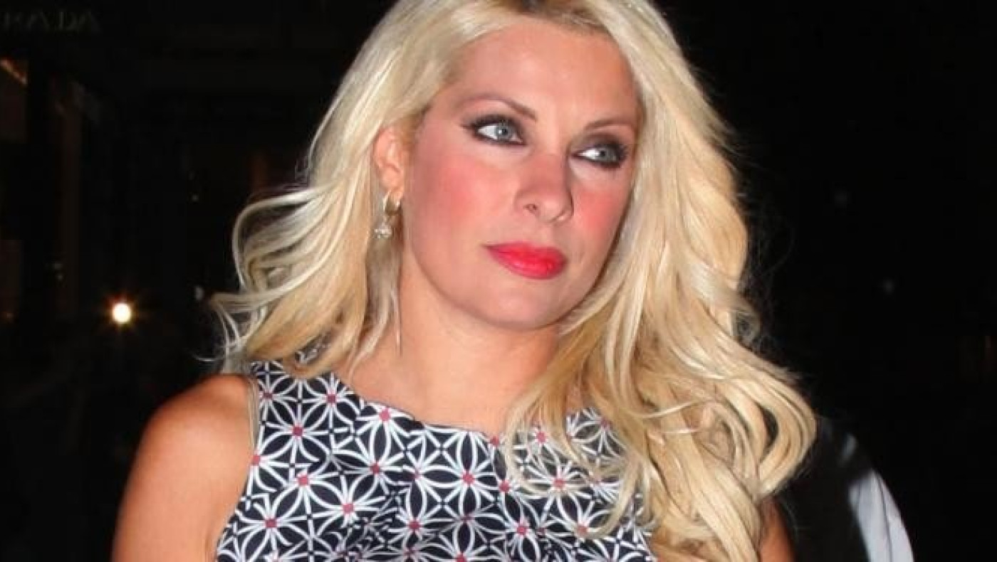 Ελένη Μενεγάκη: Το σούπερ μίνι και τα... σέξι πλάνα στην εκπομπή της! (ΒΙΝΤΕΟ)