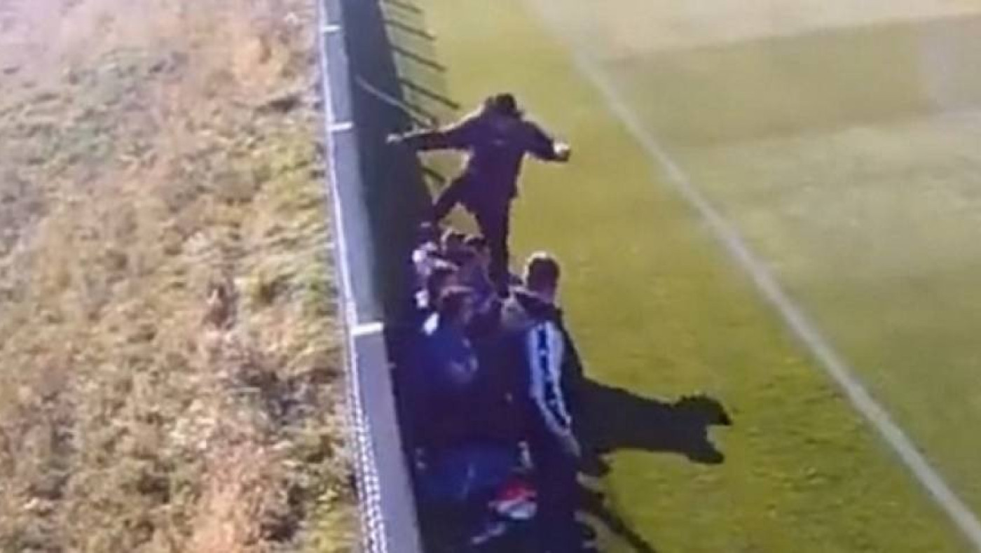 Βίντεο – σοκ: Προπονητής κλωτσά 16χρονο ποδοσφαιριστή στον πάγκο