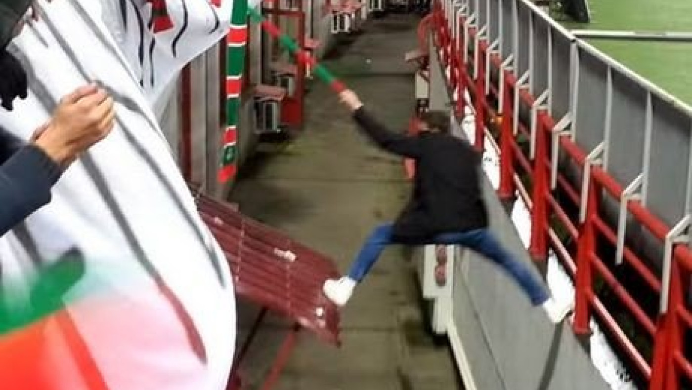 Οπαδός αποθεώνεται, όπως ο ποδοσφαιριστής που σκοράρει! (VIDEO)