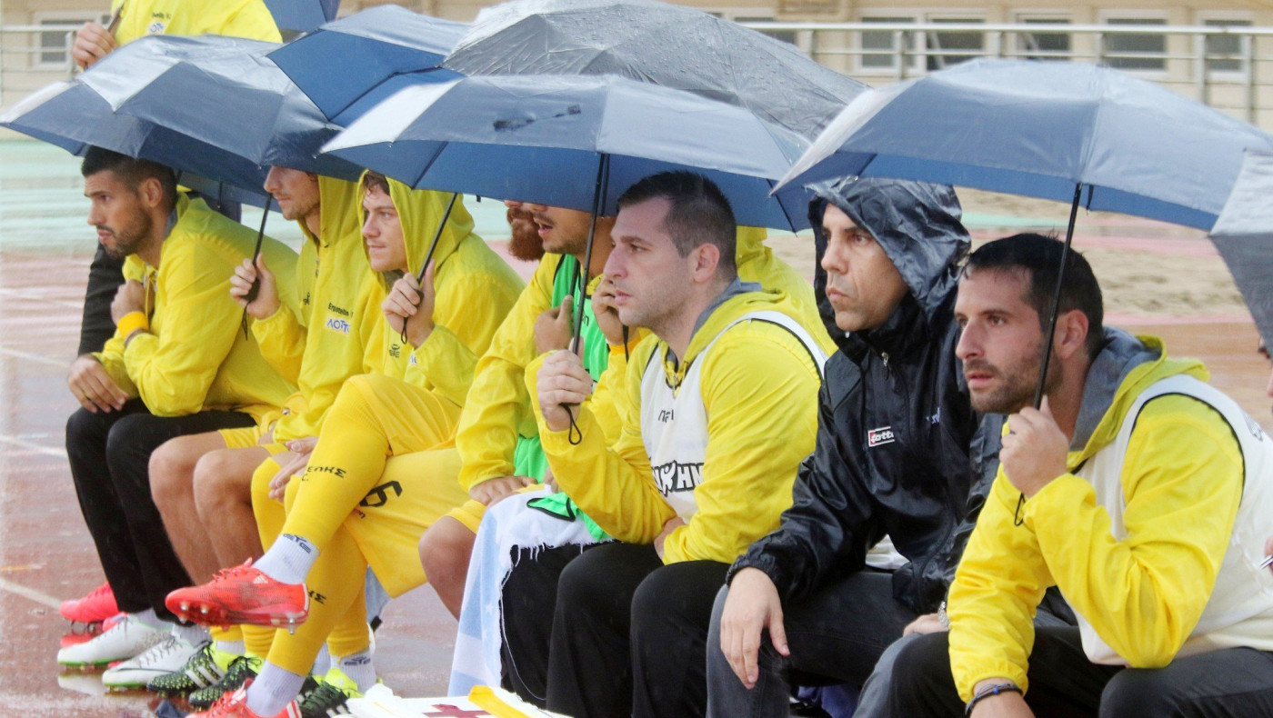 Με ομπρέλες στα χέρια για να μην γίνουν μούσκεμα!