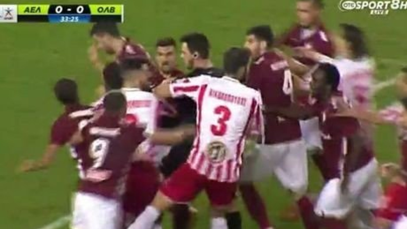 Λάρισα: Το εγκληματικό τάκλιν και η κόκκινη που δεν δόθηκε ... (VIDEO)