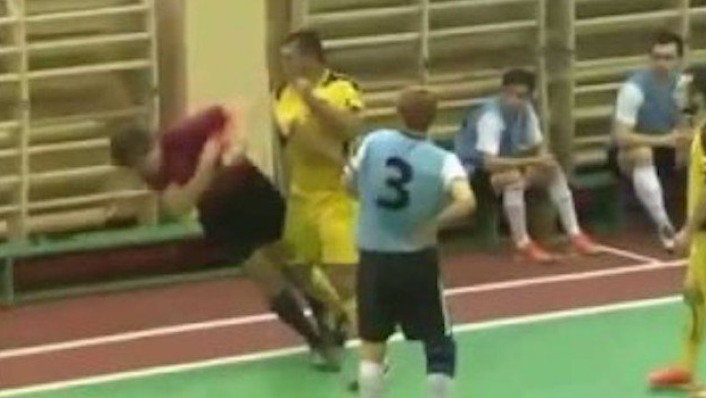 Ποδοσφαιριστής «ξαπλώνει» διαιτητή, με εξαιρετικό δεξί κροσέ!(VIDEO)