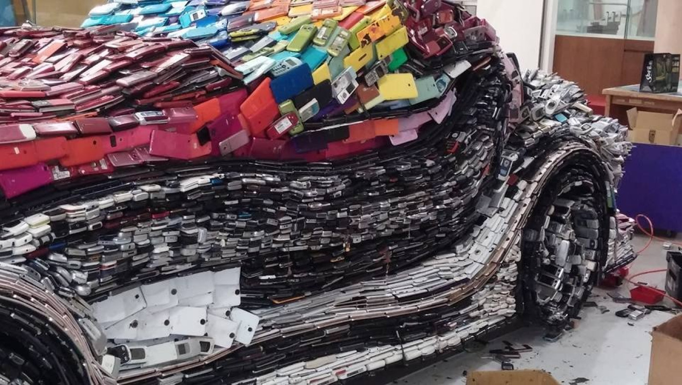 Ένα αυτοκίνητο με 25000 κινητά τηλέφωνα! (pics)