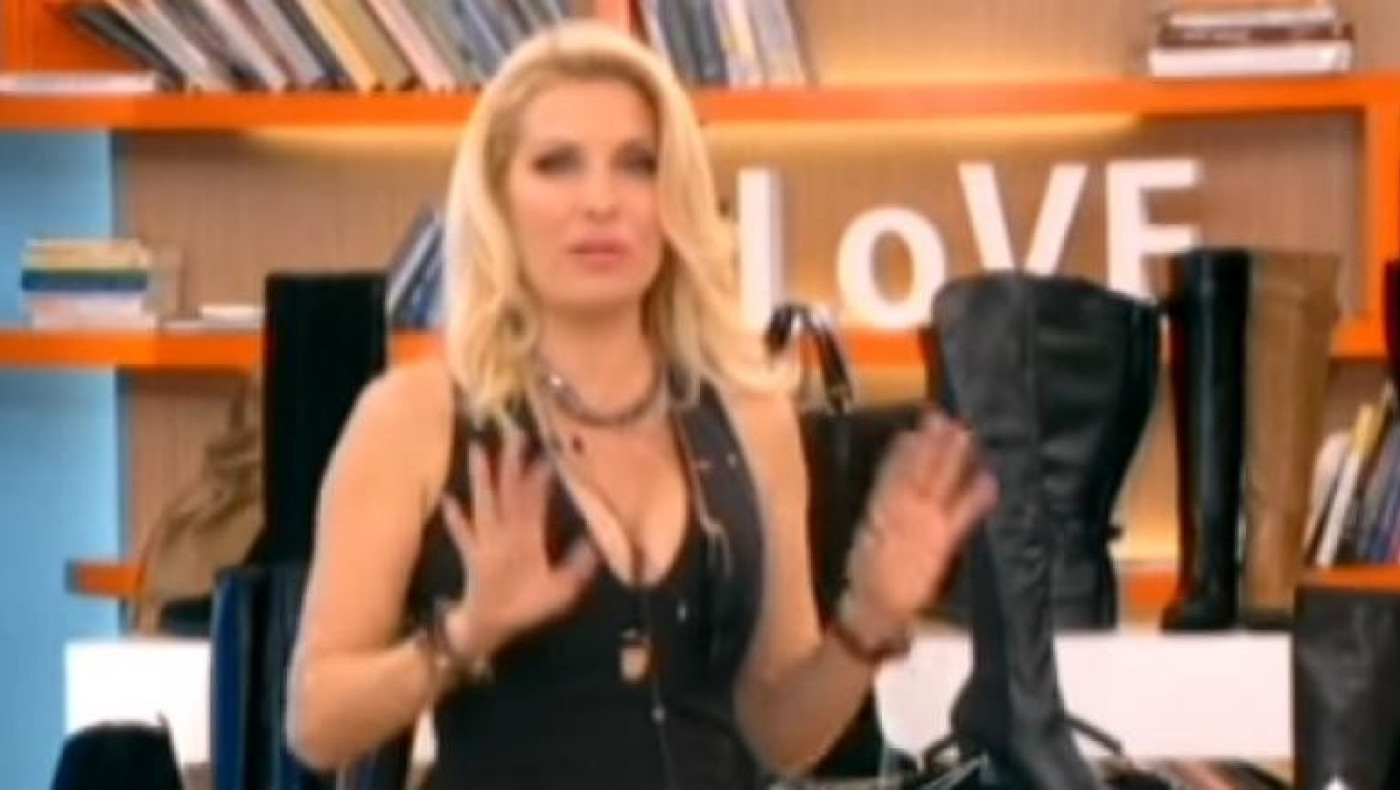 Το σκύψιμο της Ελένης Μενεγάκη που... άναψε τα αίματα! (ΒΙΝΤΕΟ)