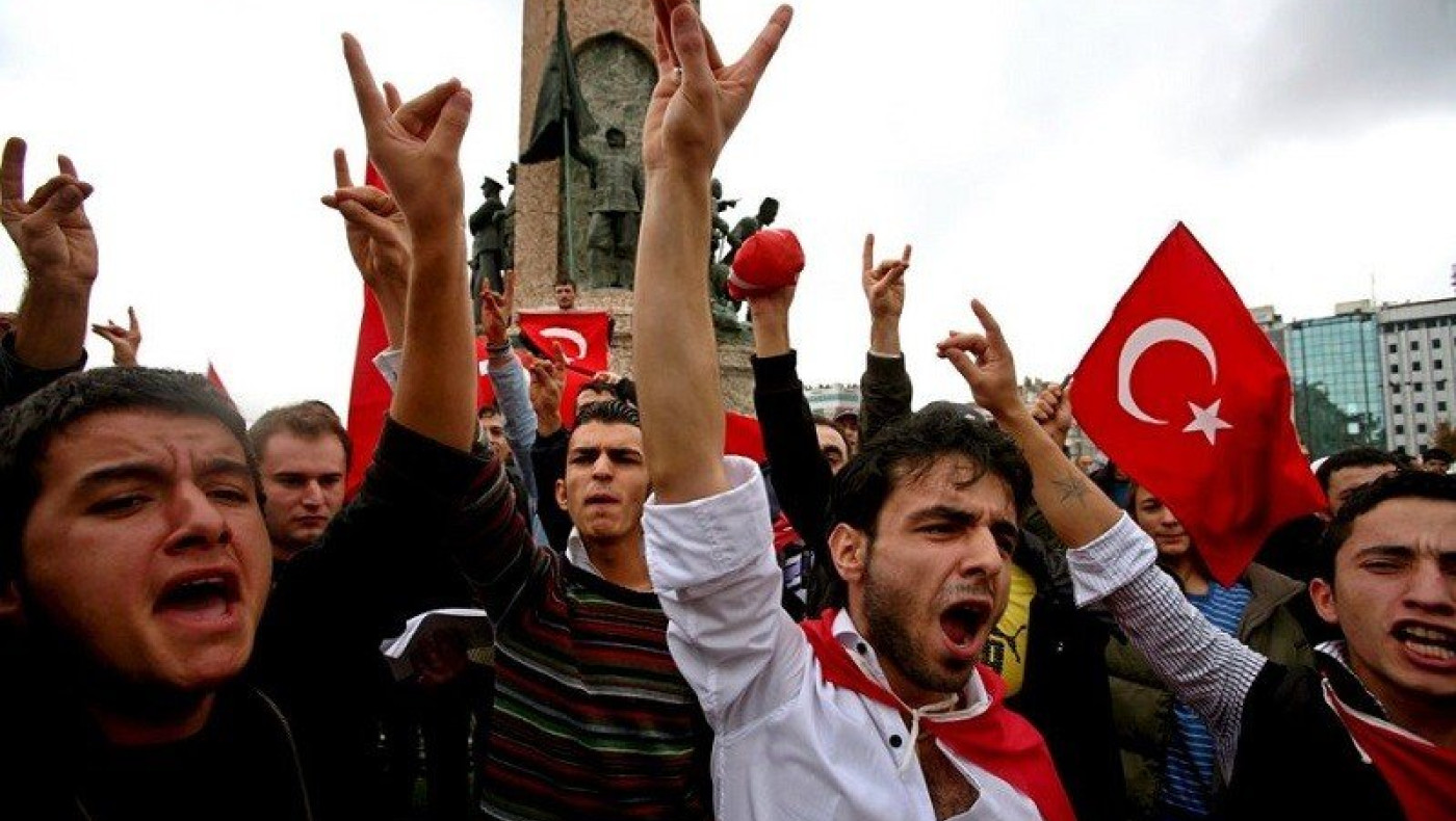 «Συνωστισμός» ανιστόρητων  και «εθνοκάθαρση» κρετίνων