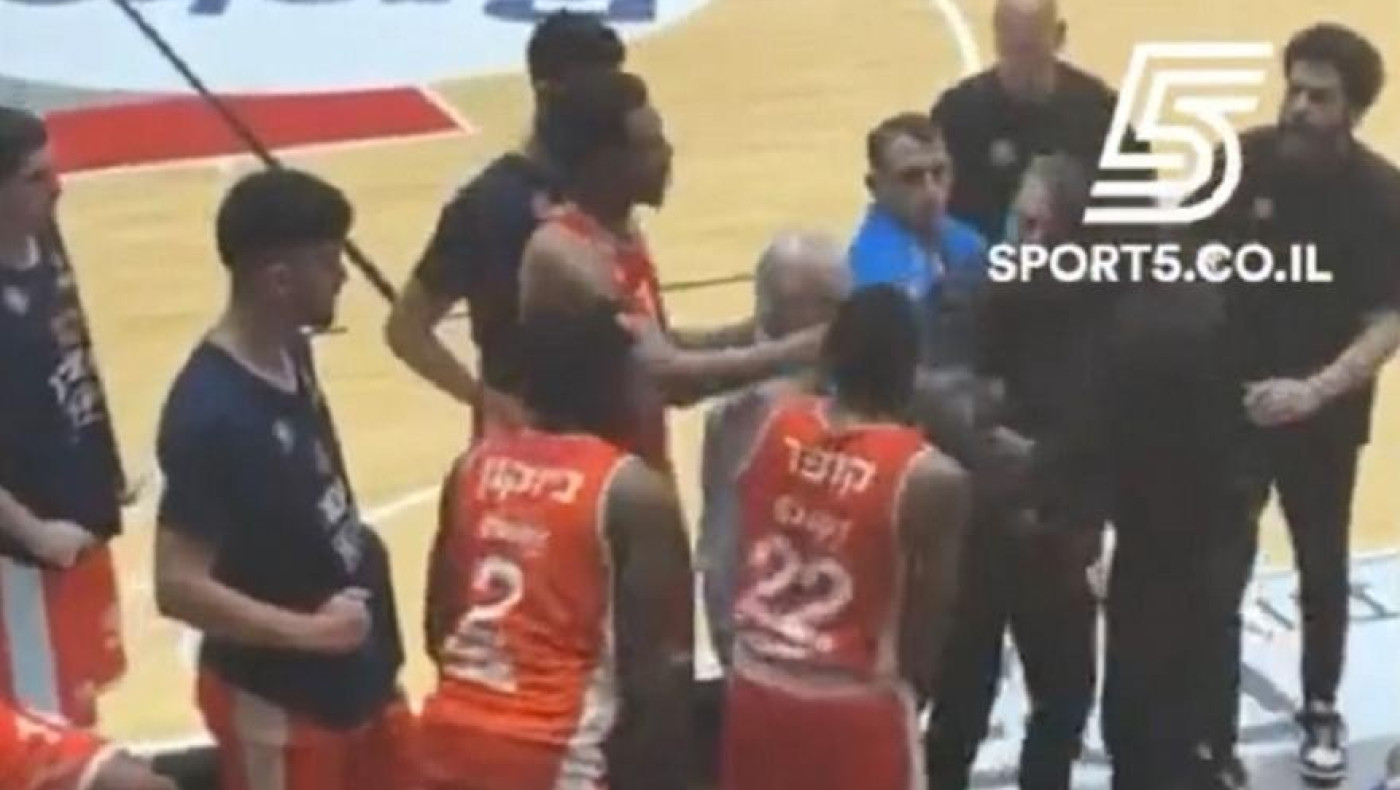 Ο Ντι Τζέι Κούπερ όρμησε προς τον προπονητή του