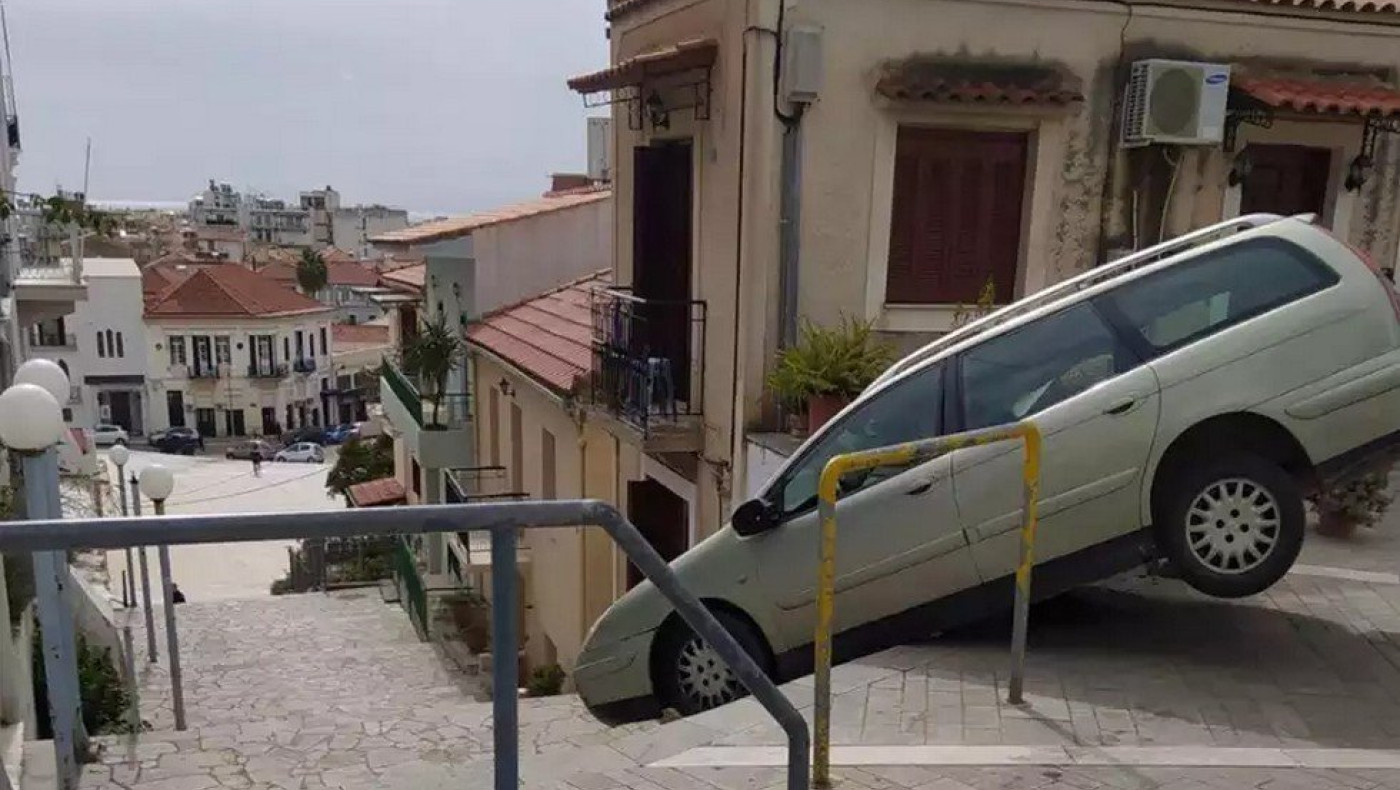 Καλαμάτα: Έστριψε το αυτοκίνητο και... βρέθηκε να κρέμεται από τα σκαλιά!