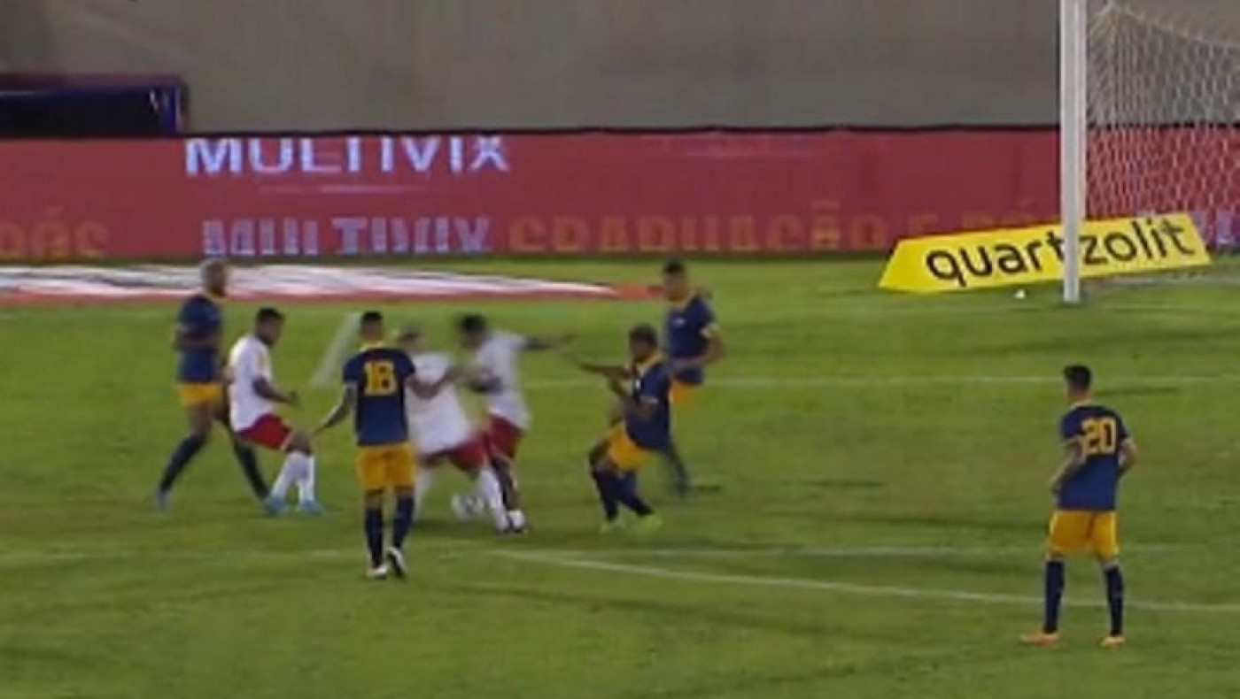 Στη Βραζιλία έδωσαν πέναλτι σε ανατροπή επιθετικού από... συμπαίκτη του!