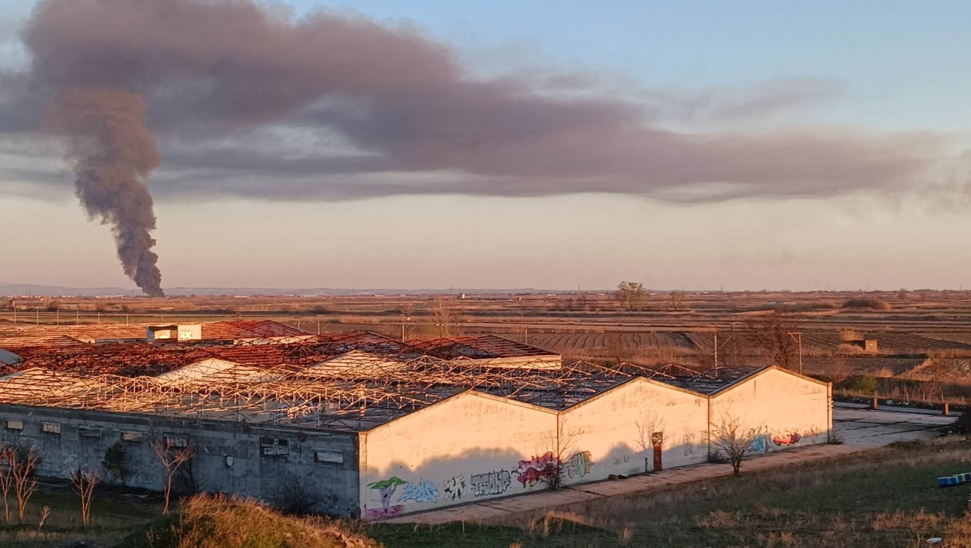 ΤΩΡΑ στη Θεσσαλονίκη: Φωτιά σε εγκαταλελειμμένο εργοστάσιο στη Σίνδο