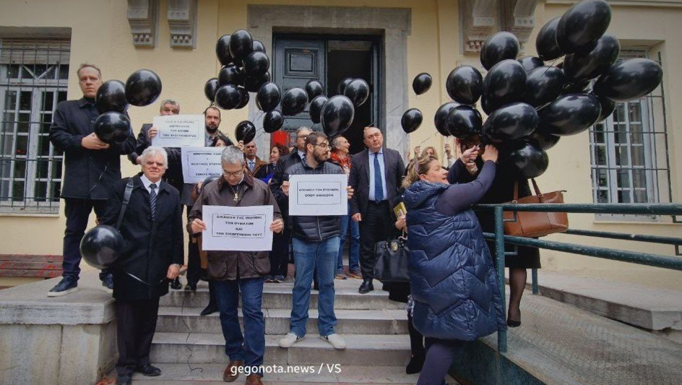 Οι δικηγόροι του Βόλου με μαύρα μπαλόνια για τα 57 θύματα των Τεμπών