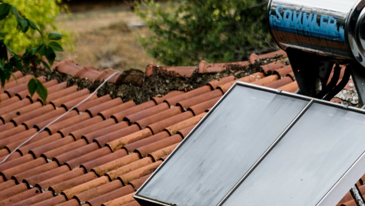 «Αλλάζω Θερμοσίφωνα»: Ποιοι δικαιούνται επιδότηση έως 900 ευρώ για την αγορά ηλιακού