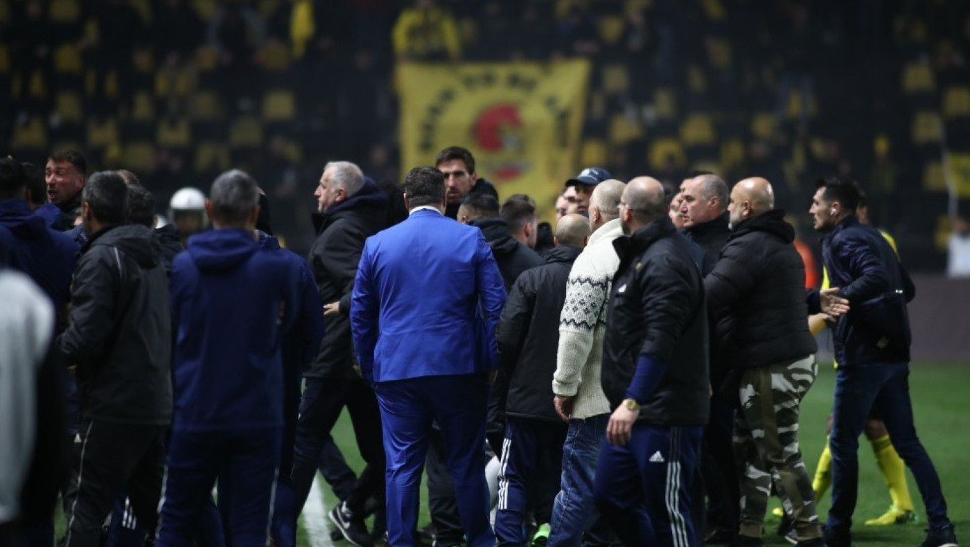 Ένταση με Λουτσέσκου - Καρυπίδη και... κόσμου