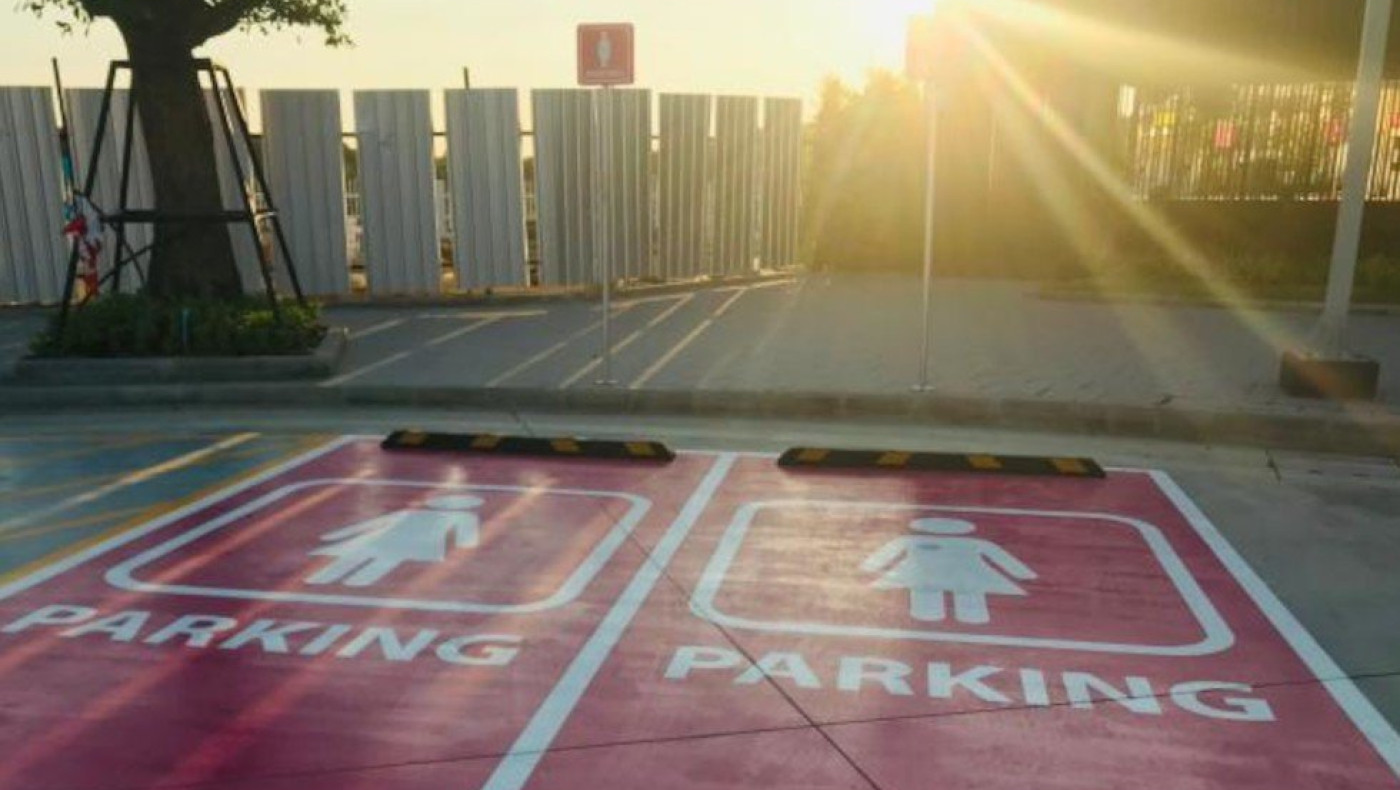 Εδώ παρκάρουν μόνο γυναίκες - Πού και γιατί δημιουργήθηκαν ειδικές θέσεις στάθμευσης