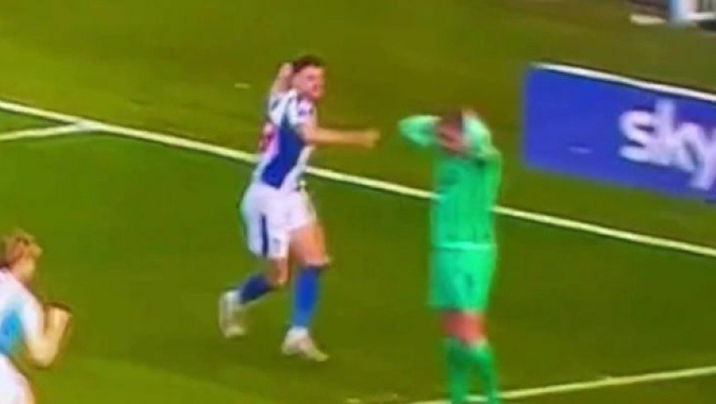 Αγγλία: Κέρδισε πέναλτι και πανηγύρισε με γροθιά σε αντίπαλο