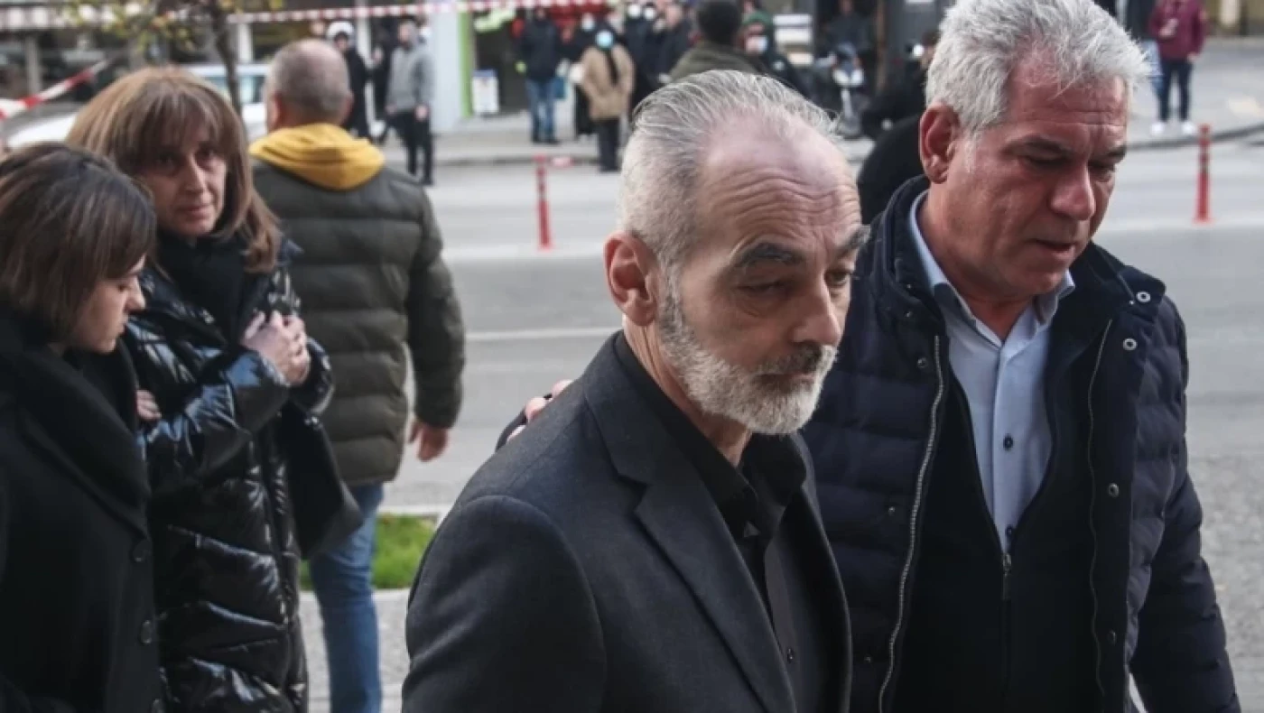 Οι ερωτήσεις της υπεράσπισης σε φίλο του Άλκη εξόργισαν τους γονείς του 19χρονου: «Πόσους φόνους πρέπει να κάνετε»