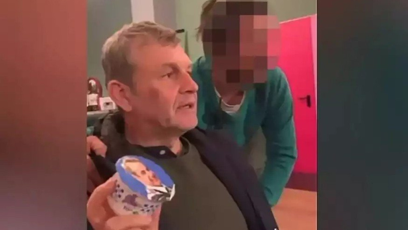 O Απόστολος Γκλέτσος ξαναχτύπησε και προκάλεσε την οργή της ΝΔ: «Ανέβασε» βίντεο με γιαούρτι με το... πρόσωπο του Μητσοτάκη