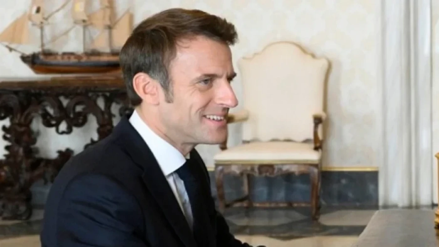 Μακρόν: Φορούσε ρολόι αξίας 80.000 ευρώ σε συνέντευξη και λίγο μετά.. το έβγαλε