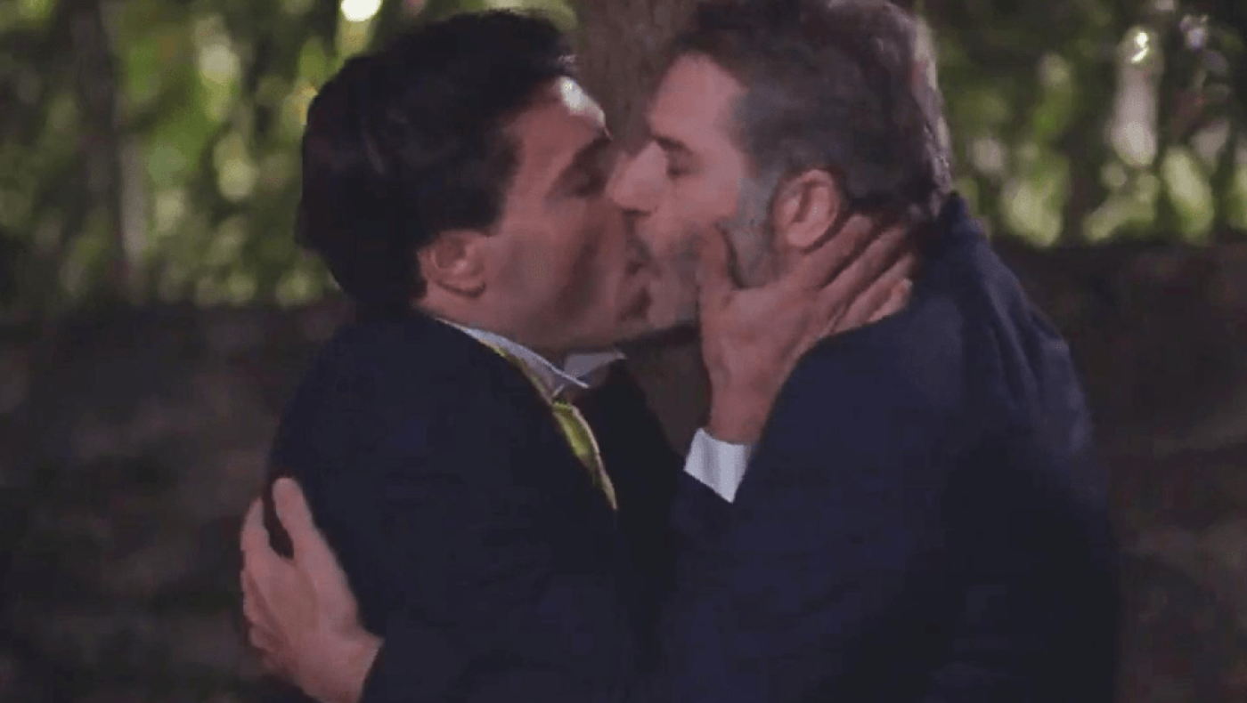 Το γκέι φιλί του Αλέξανδρου Μπουρδούμη στις «Σέρρες» του Καπουτζίδη