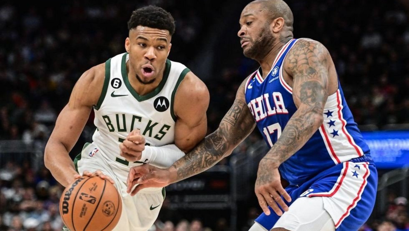 Με τρομερό Αντετοκούνμπο οι Μπακς «αγκάλιασαν» την πρωτιά