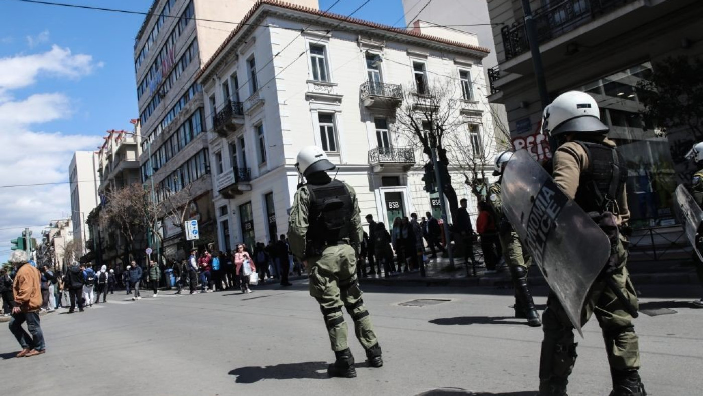 Επεισόδια στην ΑΣΟΕΕ: Ελεύθερος ο αστυνομικός που πυροβόλησε στον αέρα