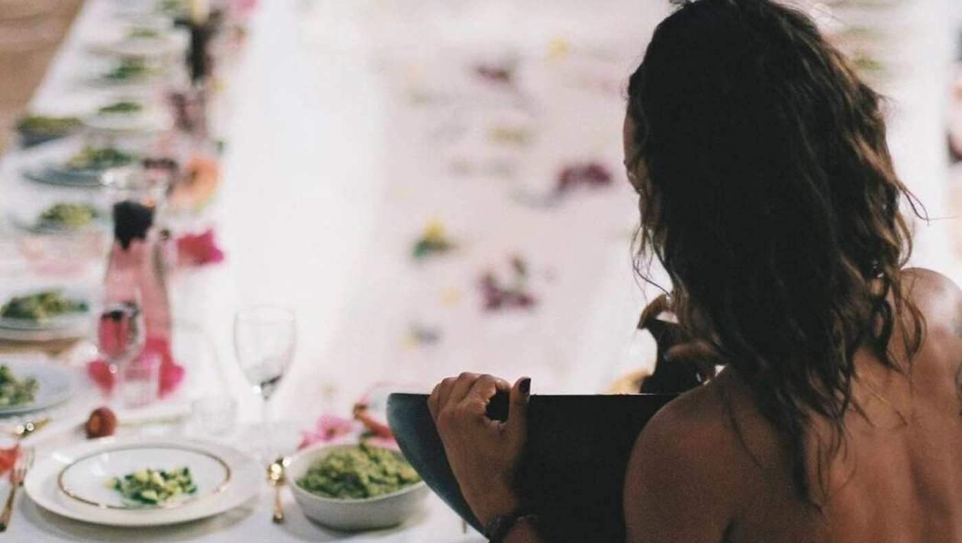 Νέα μόδα στην Αμερική: Οργανώνουν «γυμνά» vegan δείπνα που κοστίζουν 88 δολάρια ανά άτομο