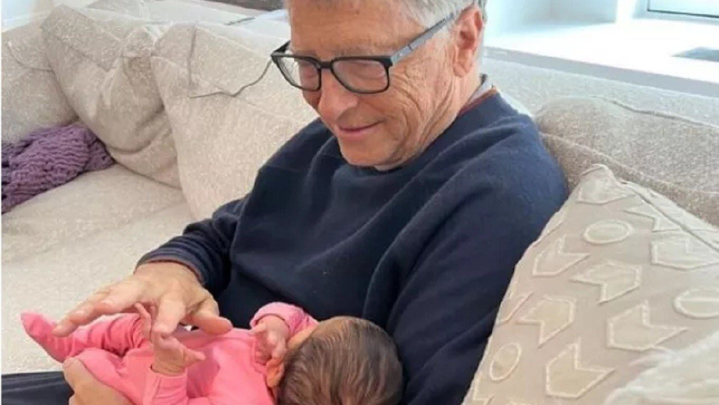 Ο Bill Gates ποζάρει με τη νεογέννητη εγγονή του