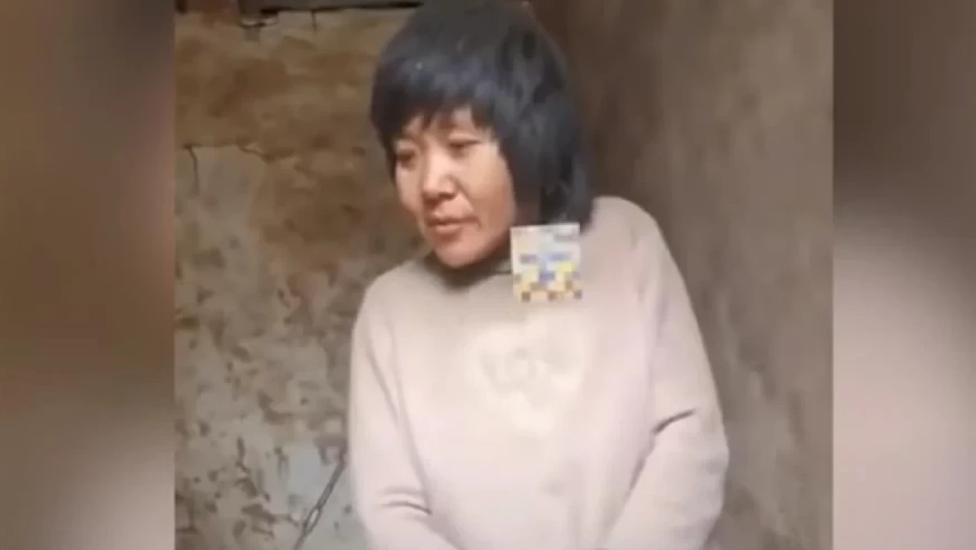 Άνδρας κρατούσε τη σύζυγό του δεμένη με αλυσίδα στον λαιμό για χρόνια - Συνελήφθη μαζί με πολλούς άλλους για διακίνηση ανθρώπων