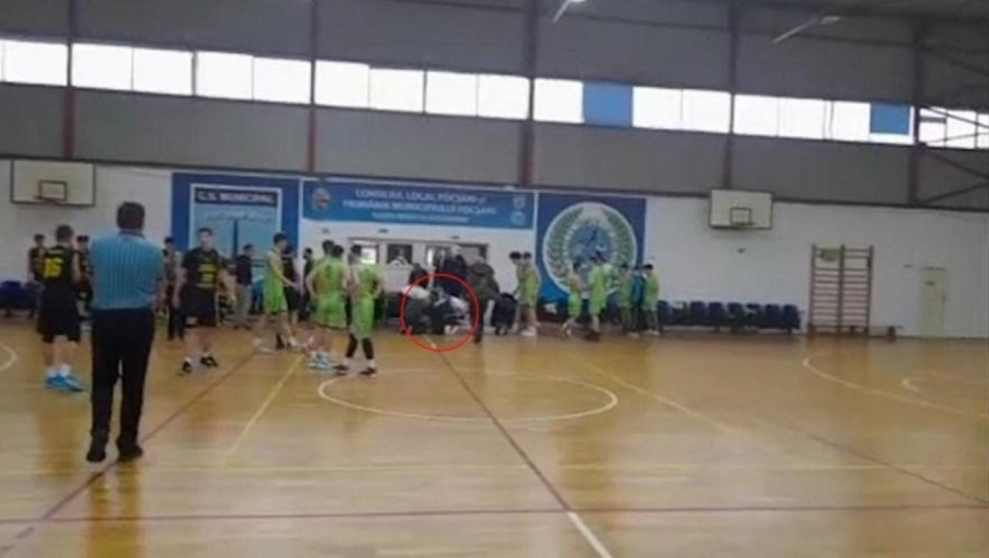 Σοκ στην Ρουμανία: Σέρβος προπονητής πέθανε σε αγώνα μπάσκετ U16