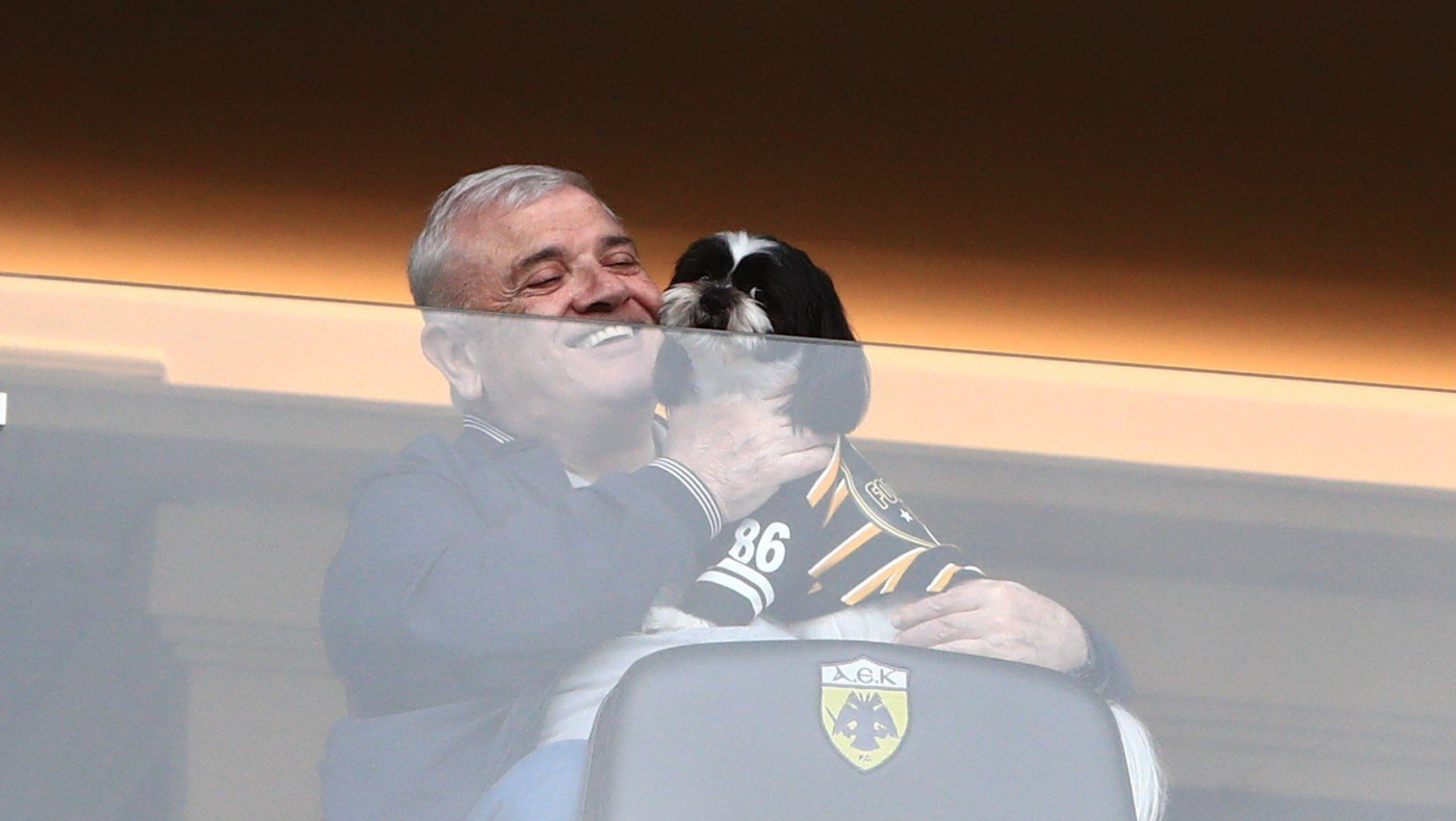 ΑΕΚ-Άρης: Ο Μελισσανίδης παρακολουθεί το παιχνίδι αγκαλιά με σκυλάκι