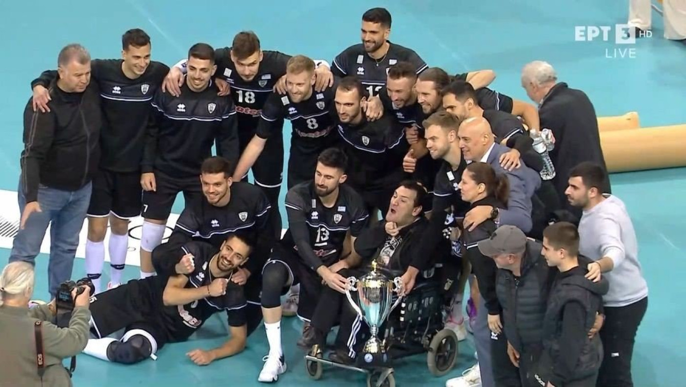 Συγκινητική στιγμή στο παλατάκι, οι παίκτες του ΠΑΟΚ έδωσαν το Κύπελλο στον Γιαννάκη (vid)