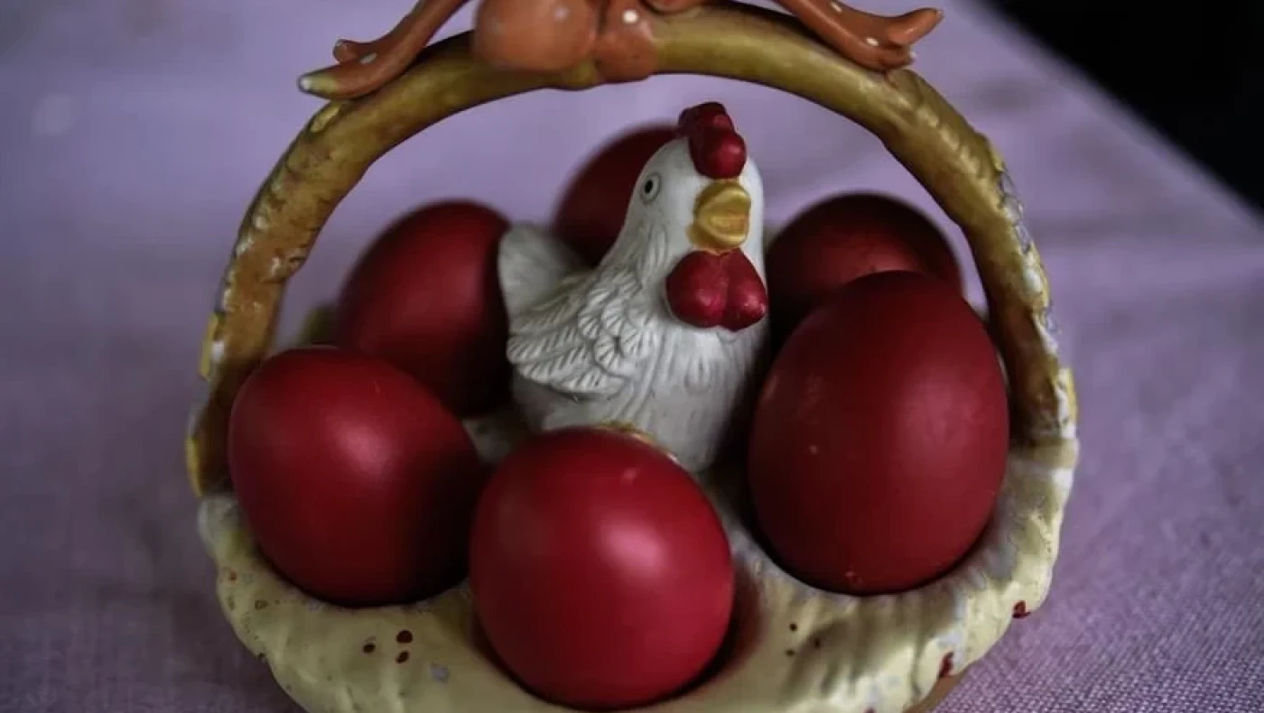 Προειδοποίηση ΕΟΔΥ για τα βαμμένα πασχαλινά αυγά και το κρέας