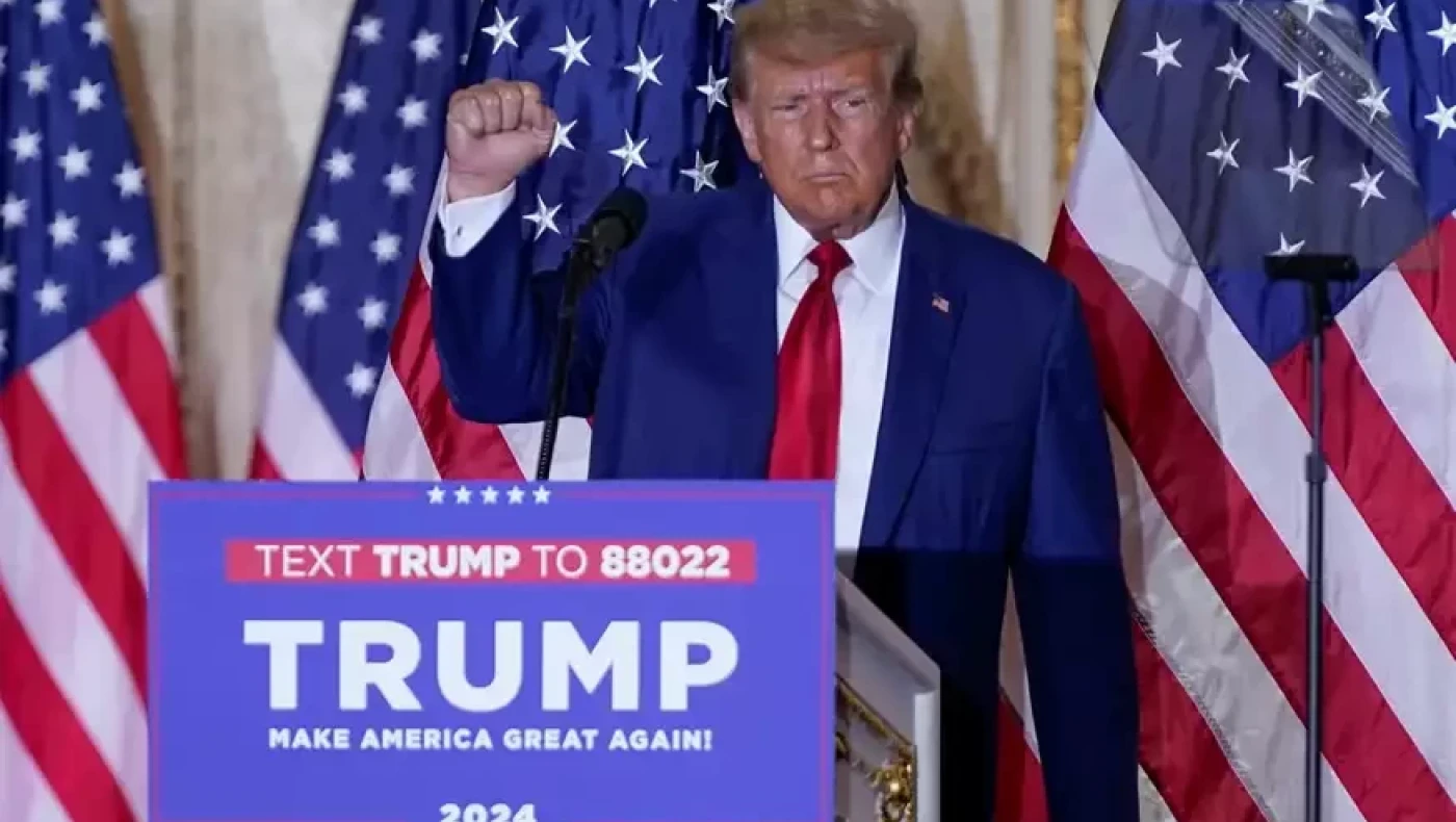 Ο Τραμπ προκαλεί: «Ο Μακρόν πάει στην Κίνα και γλύφει τον Σι Τζινπίνγκ»