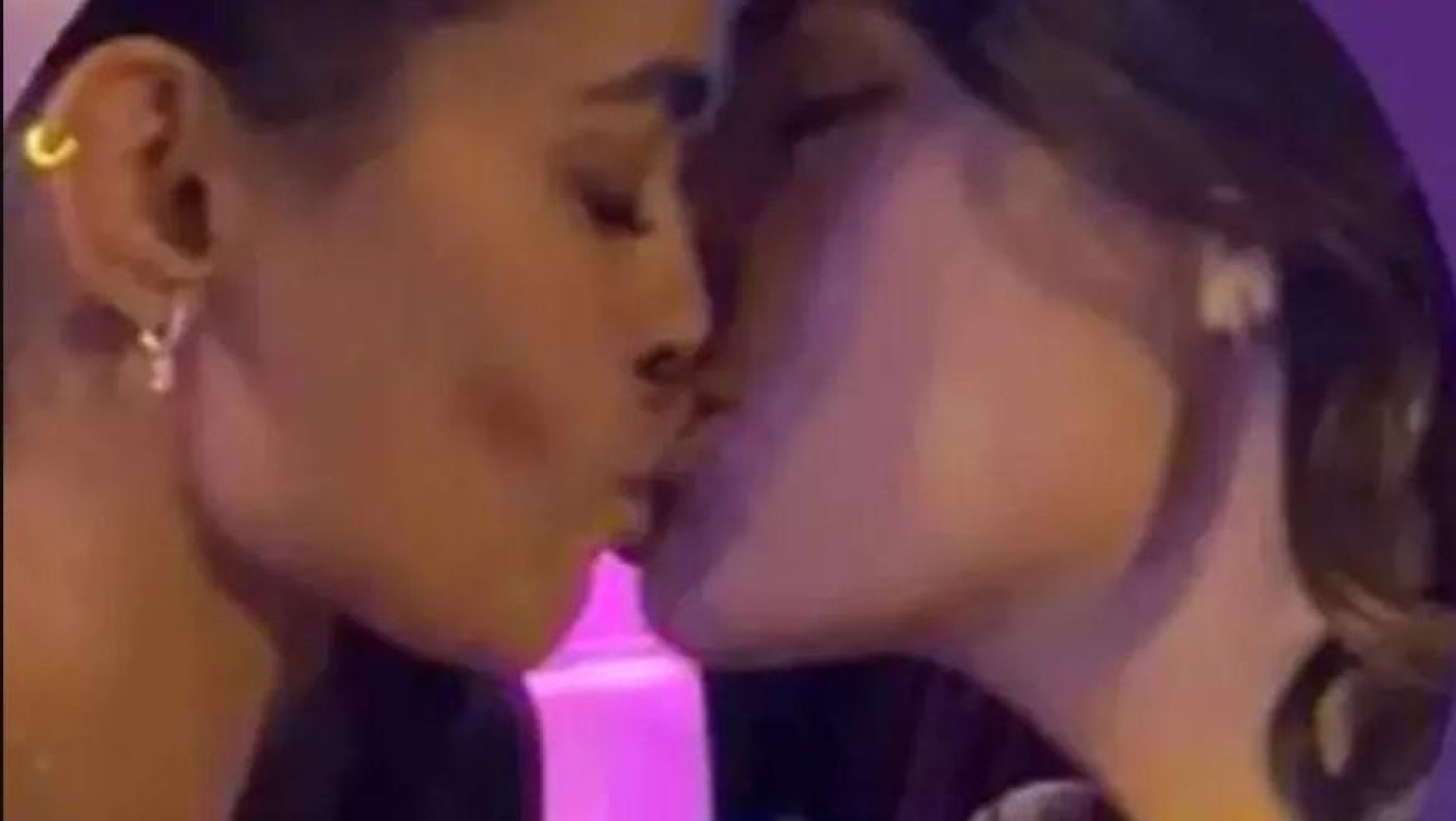 Η πρώην του Ντάνι Άλβες φιλήθηκε στο στόμα με την κολλητή της στο κλαμπ που καταγγέλθηκε πως έγινε ο βιασμός (pics)