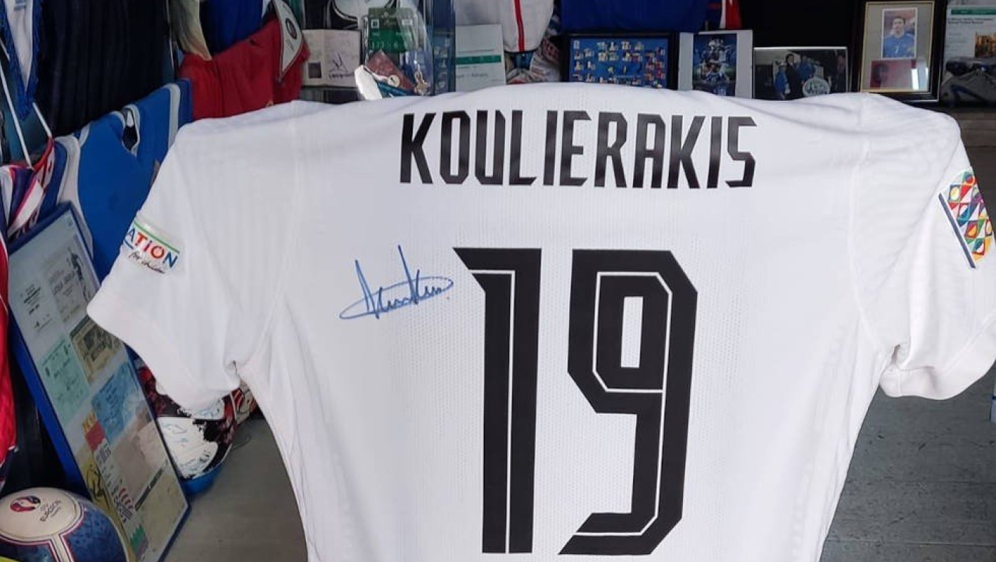 ΠΑΟΚ: Ο Κουλιεράκης δώρισε τη φανέλα του στο μουσείο της Εθνικής