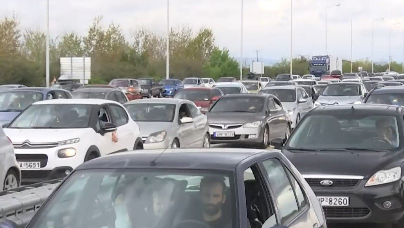 Κυκλοφοριακό κομφούζιο στα διόδια των Μαλγάρων- Επιστρέφουν στην πόλη οι Θεσσαλονικείς