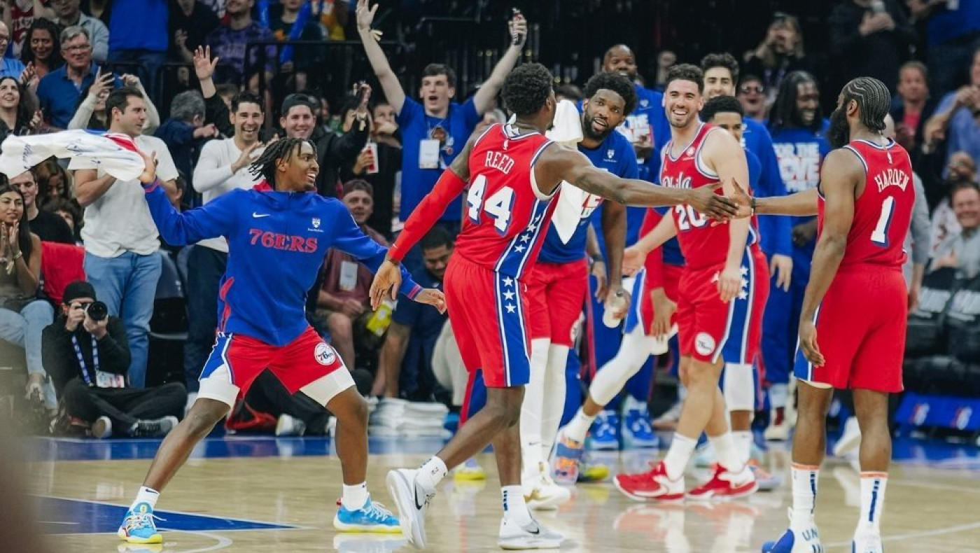 Με καταιγισμό τριπόντων, Χάρντεν και Εμπίντ οι Σίξερς έκαναν το πρώτο βήμα