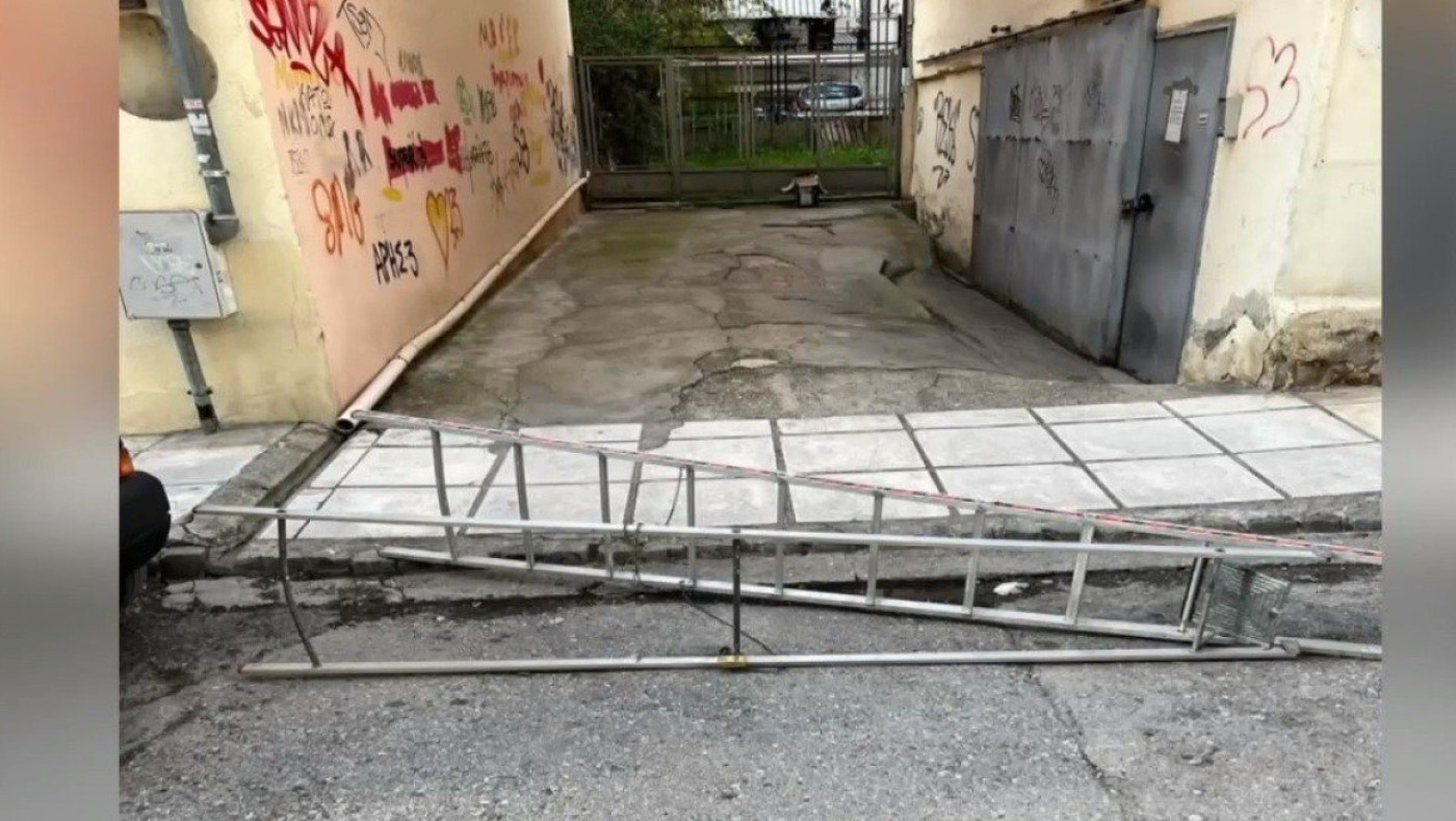 Θεσσαλονίκη: Έβαλαν σκάλα στην άσφαλτο για να «κρατήσουν» μια... θέση πάρκινγκ (vid)