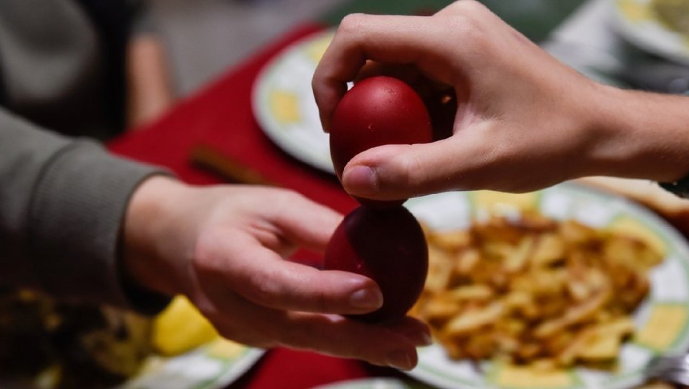 «Πρωταθλητισμός» στο...τσούγκρισμα αυγών: Σε ποια περιοχή της Θεσσαλονίκης το έχουν κάνει άθλημα!