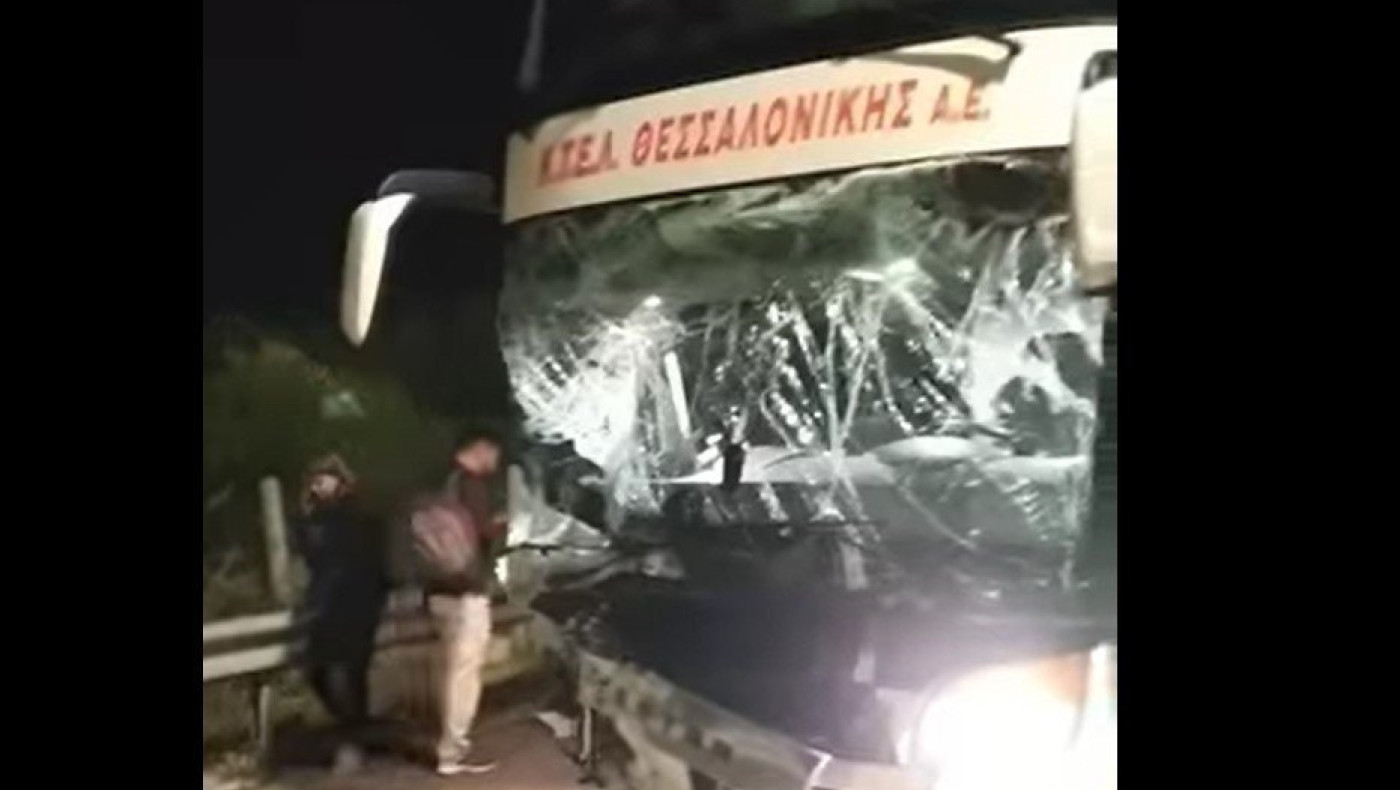 Σφοδρή σύγκρουση λεωφορείου με ΙΧ στον Πλαταμώνα- Ένας νεκρός και 5 τραυματίες