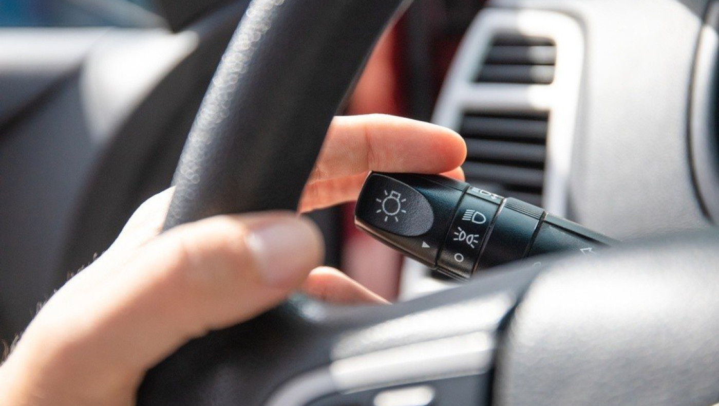 Γιατί οι Έλληνες μπερδεύουν τα φλας με τα αλάρμ; Τόσο καιρό το κάνεις λάθος!